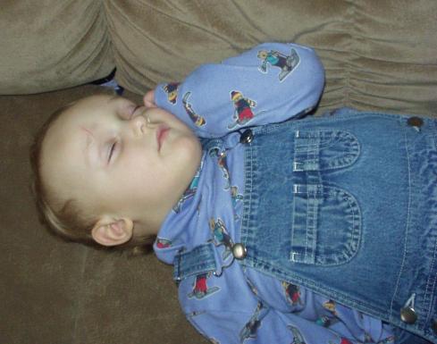 Elijah fell asleep talking on his hand phone :) hehe