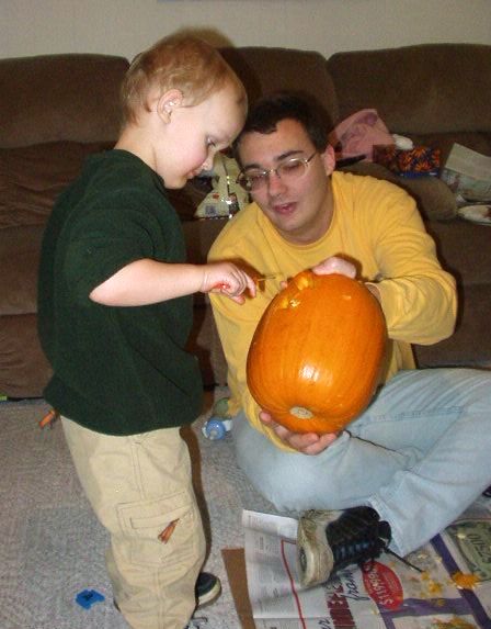 Elijah is helping Daddy poke out an eye .)