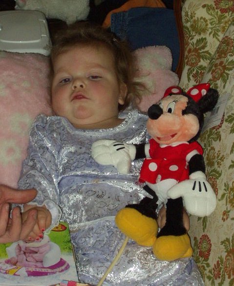 My nails match the Minnie's dress :) 