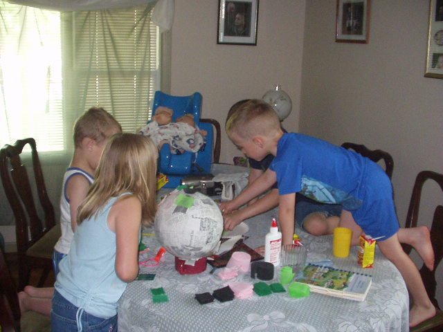 Now this is how you make a piñata!!!!!!!!!!