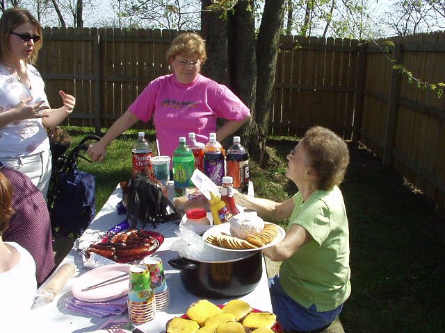 Aunt Joni, Mamaw and Great Grandma chatting :) hehe