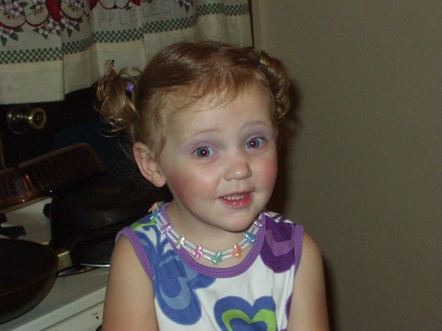 I am sooooooooooo pretty!!! I have purple eyes on \