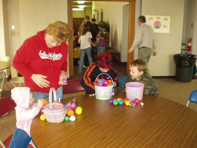 I am standing next to a guy from the Daily Reporter who took a bunch of pictures of the kids. Timothy made it into the front page!!!! WEEE HOOO!!
