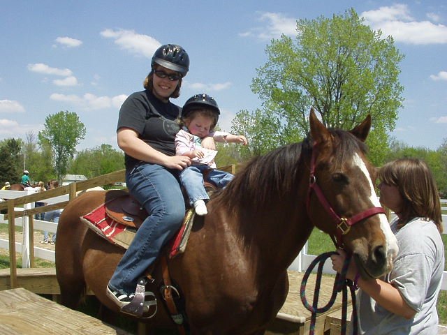 We are going to ride Casey around the arena :) SOOO much fun!! Oye!
