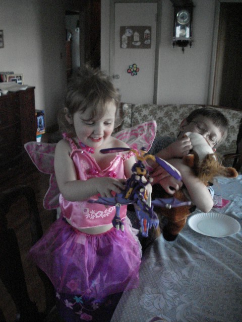 How does this thing work?  (Note, a grown man pulling the string on a Dragon Flyz indoors can result in drywall damage and screaming children!)