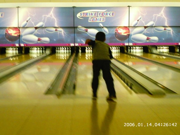 Timothy bowls like Uncle Hans. He has that side arm spin going on!!