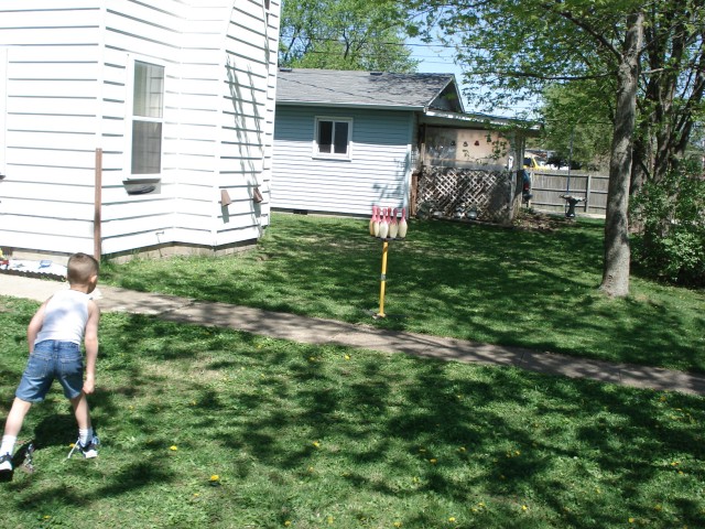 I'm not sure that I see the frisbee in this picture.